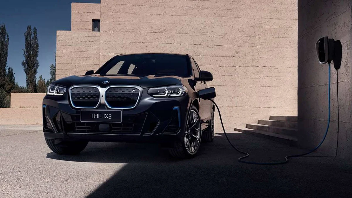BMW iX3 — samochód w codziennym otoczeniu