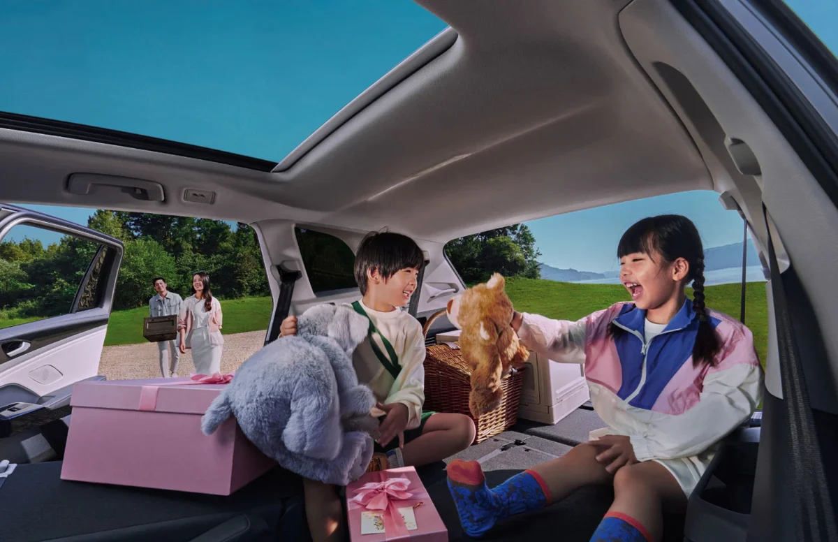 Volkswagen ID.6 CROZZ — samochód w codziennym otoczeniu