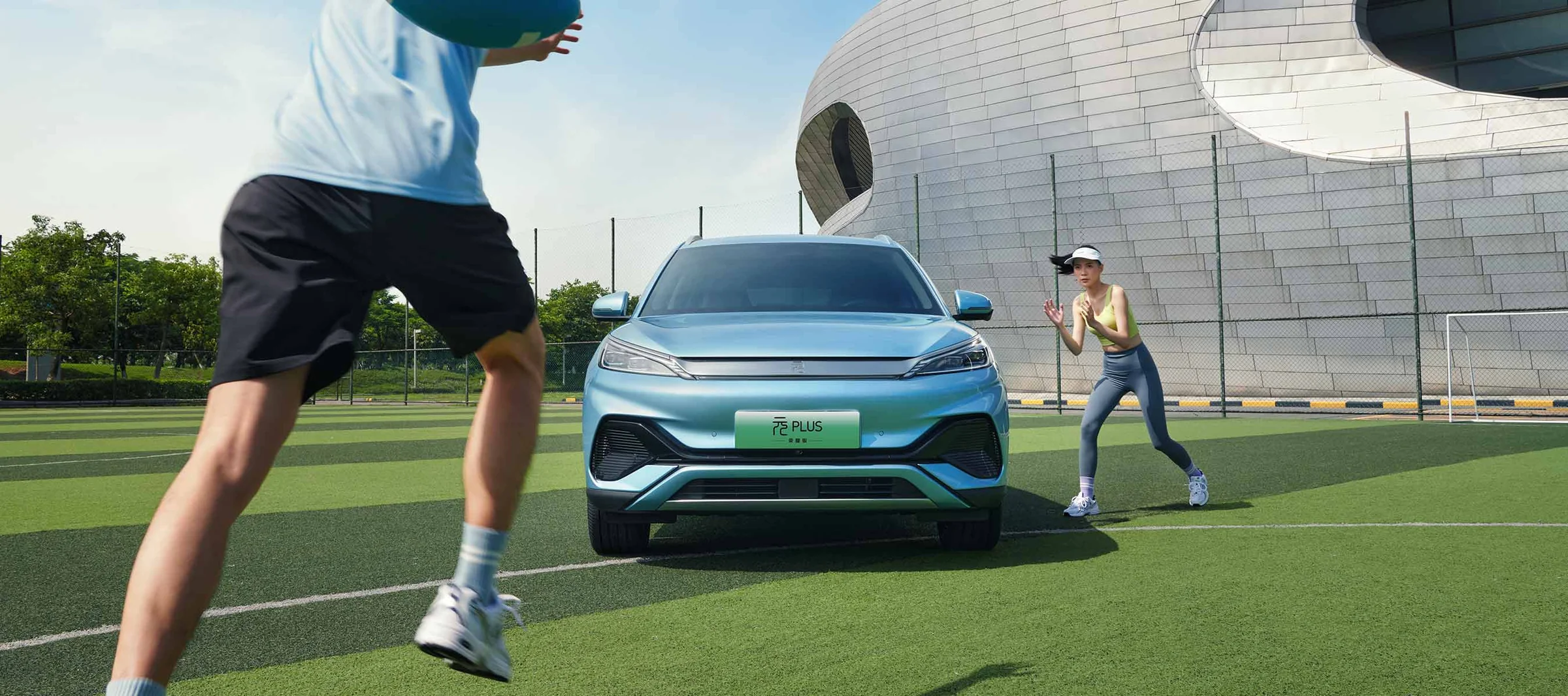 BYD Yuan PLUS Glory Edition — samochód w codziennym otoczeniu