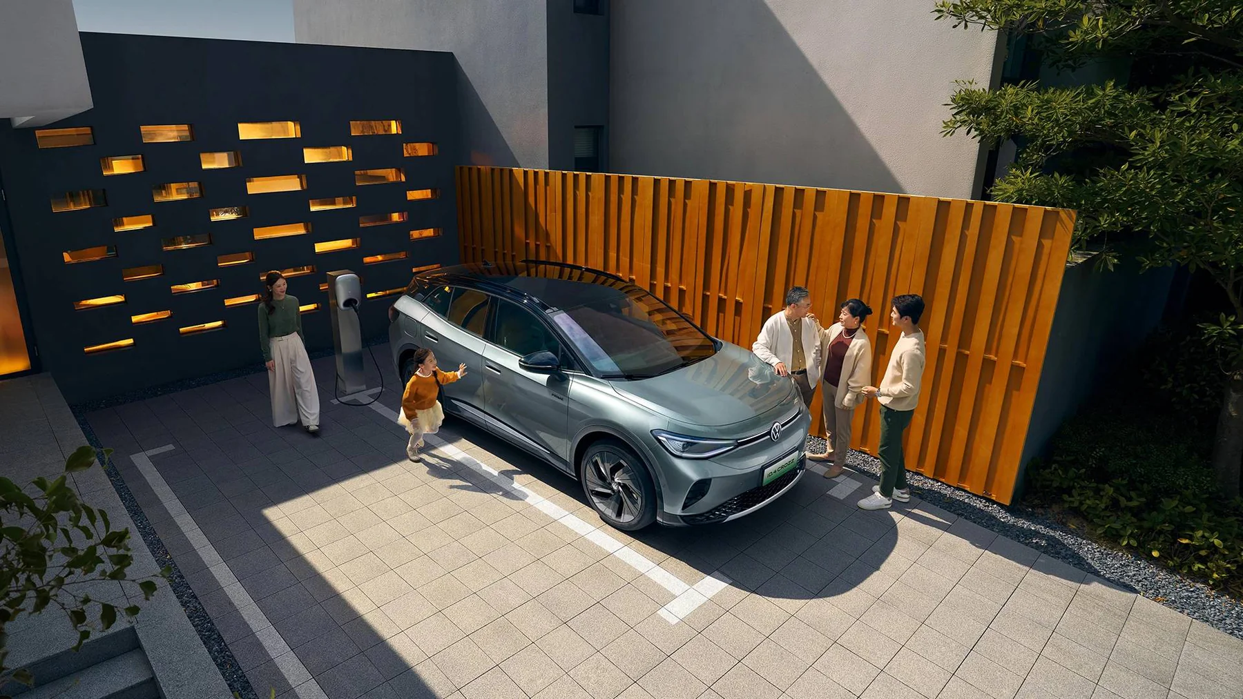 Volkswagen ID.4 CROZZ — samochód w codziennym otoczeniu